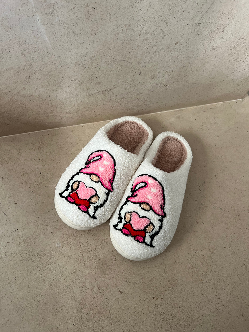 COZY SLIPPERS - GNOME HEART (BABY PINK)