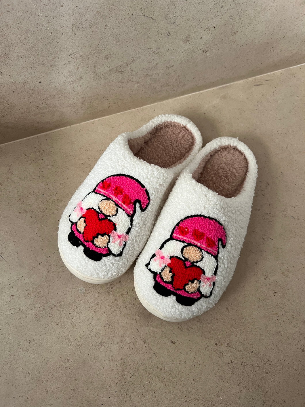 COZY SLIPPERS - GNOME HEART (HOT PINK)