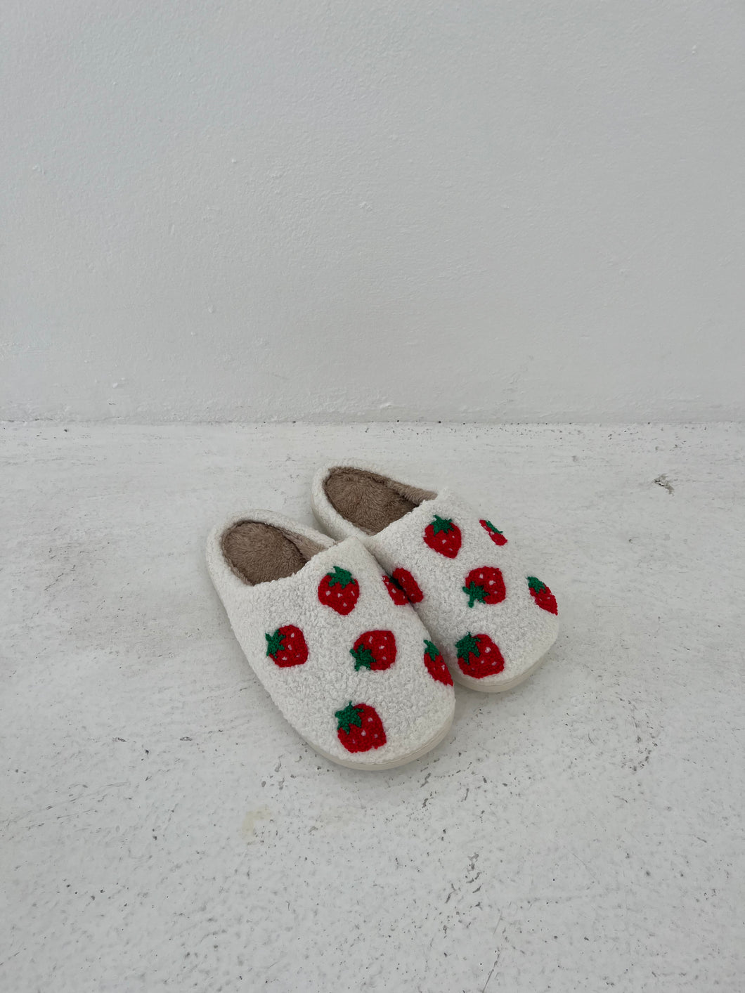 COZY SLIPPERS - STRAWBERRY KISSES